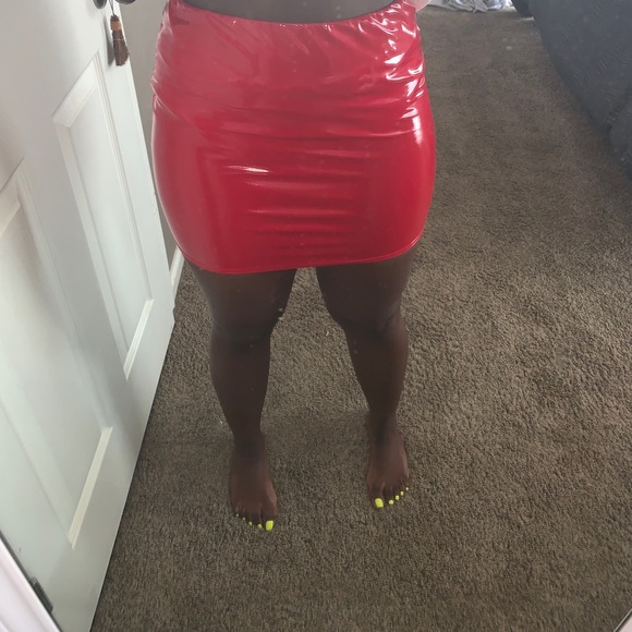 Red faux leather mini skirt - Picture 3 of 4